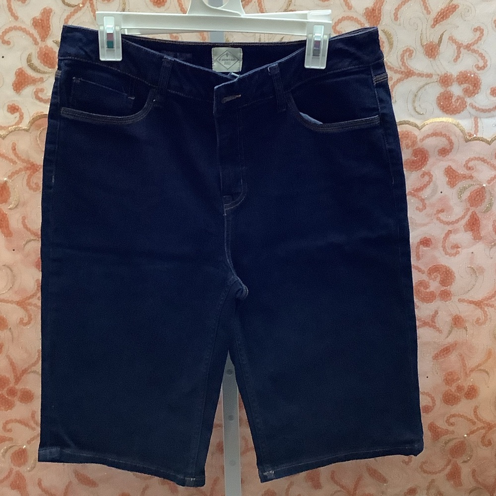 St. John's Bay Black Capris